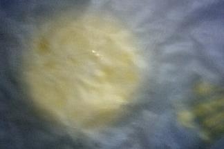 将面团上下各垫一层油纸或者用保鲜膜包住放入冰箱冷藏30分钟