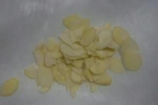 准备适量杏仁片或者自己喜欢的如白芝麻等