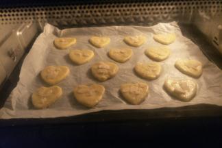 将杏仁片撒在饼干表面，放入烤箱中层，约烤25分钟左右。表面金黄色即可