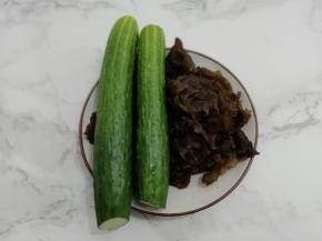 准备好食材，干木耳放入温水中浸泡40分钟，然后洗干净