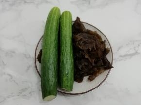 准备好食材，干木耳放入温水中浸泡40分钟，然后洗干净
