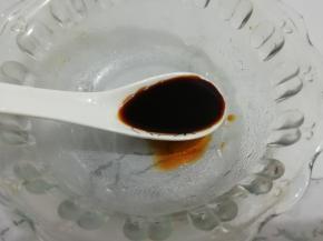碗加入一勺生抽