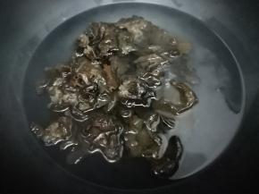 泡好的木耳放入锅中炒十分钟