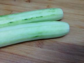 青瓜去皮切掉两头