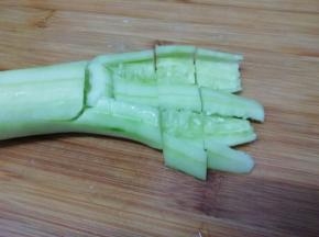 然后用刀拍碎