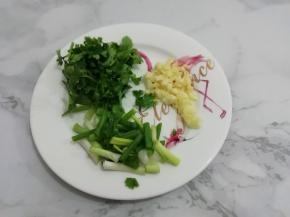 葱、香菜切成小段，蒜切碎
