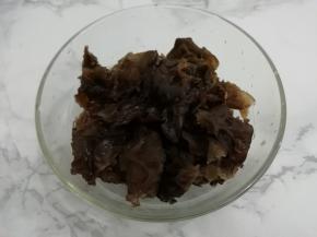 焯好的木耳捞出，然后再用凉开水冲洗一下，捞出沥干水分