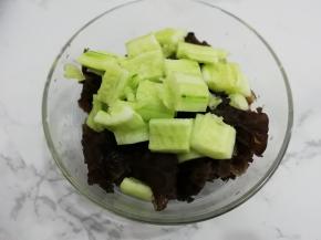 把木耳和青瓜放入碗中