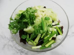 加入葱和香菜、蒜
