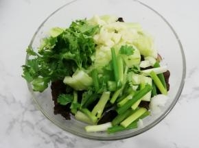 加入葱和香菜、蒜
