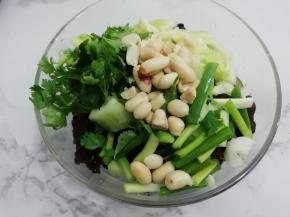 再放入炒熟的花生米