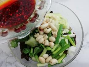 再倒入调好的料汁，拌均匀