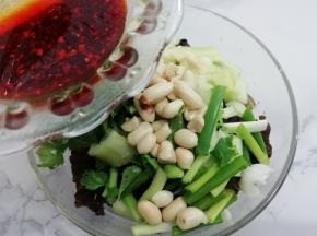 再倒入调好的料汁，拌均匀