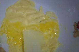 分两次把鸡蛋液加入搅拌均匀