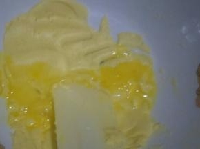 分两次把鸡蛋液加入搅拌均匀