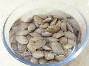 买来的花蛤先用淡盐水浸泡三四个小时。