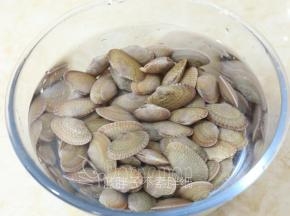 买来的花蛤先用淡盐水浸泡三四个小时。
