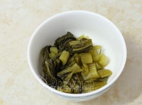 酸菜切段。