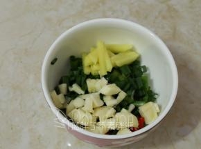 香葱切成葱花、蒜头切成小丁、姜片切丝、辣椒切丁。