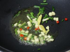 倒掉锅里的水，热锅下油，稍微加热之后放入香葱、蒜头等，炒出香味。
