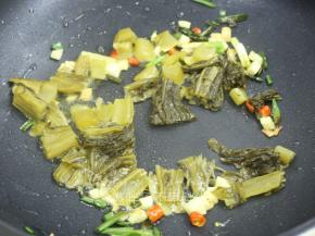 加入酸菜，中火炒1分钟。