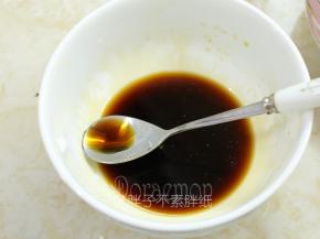 生抽、料酒 和盐混合均匀。