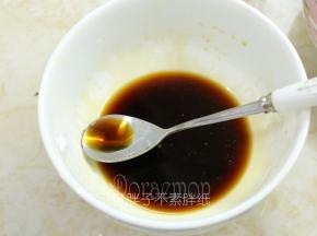 生抽、料酒 和盐混合均匀。