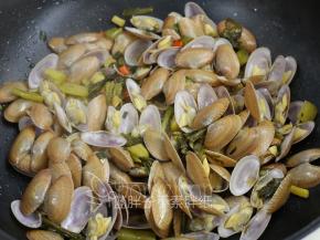 加入生抽等调味，翻炒均匀即可。