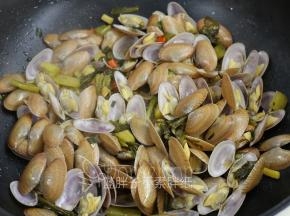 加入生抽等调味，翻炒均匀即可。