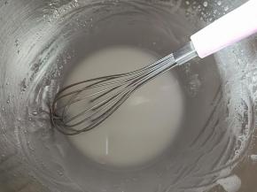 1.将水和玉米油充分乳化
