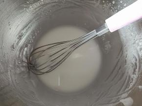 1.将水和玉米油充分乳化
