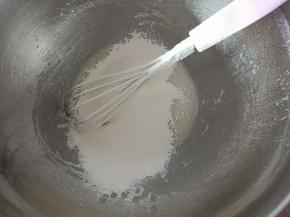 2.筛入低筋面粉呈Z字搅拌均匀
