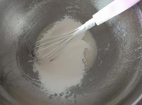 2.筛入低筋面粉呈Z字搅拌均匀
