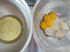 3.分离蛋清蛋黄，装蛋清的盆要无油无水，蛋黄加入面糊中同样呈Z字搅拌均匀 
