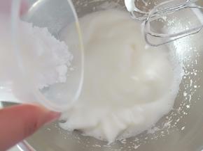 4.蛋白分三次加糖用电动打蛋器打发
