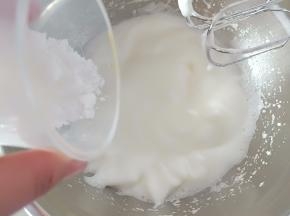 4.蛋白分三次加糖用电动打蛋器打发
