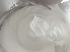 5.打发至提起打蛋器有小弯钩就可以了，不能打太硬
