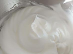 5.打发至提起打蛋器有小弯钩就可以了，不能打太硬
