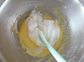 6.取1/3蛋白霜倒入蛋黄糊中翻拌均匀

