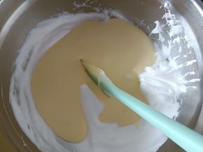 7.全部倒入剩余的蛋白霜中翻拌均匀
