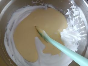 7.全部倒入剩余的蛋白霜中翻拌均匀
