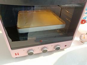 9.送入预热好的烤箱，150度上下火烤20分钟左右
