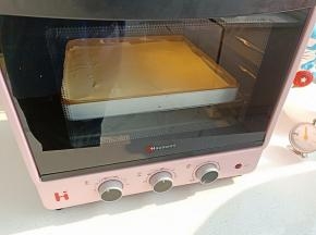 9.送入预热好的烤箱，150度上下火烤20分钟左右
