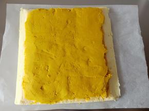 12.抹上南瓜泥，这一步想要反卷就把南瓜泥抹到正面，反之亦然
