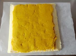 12.抹上南瓜泥，这一步想要反卷就把南瓜泥抹到正面，反之亦然
