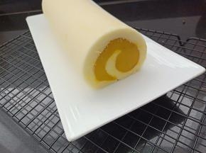 13.利用油纸和擀面杖卷起来，定型后就可以切块了
