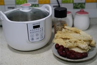 备好所用食材，一小把的竹荪，再二大把的红枣，再一把藜麦。