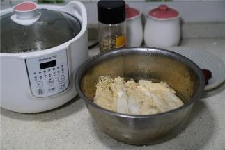 为了让竹荪的口味更好，我们在洗竹荪的时候可以加一点细盐。 泡发10分钟，竹荪剪去菌盖头（封闭的一端）。