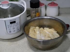 为了让竹荪的口味更好，我们在洗竹荪的时候可以加一点细盐。 泡发10分钟，竹荪剪去菌盖头（封闭的一端）。