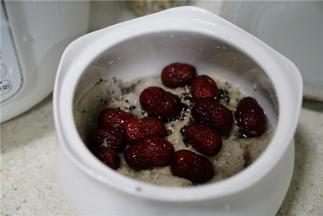 然后将红枣捏碎，与泡洗好的藜麦及竹荪全部入桃花盏大炖盅内。